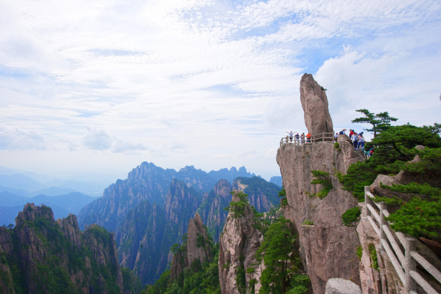 Huangshan: Bonsai of God (Anhui) (3.16--11.16 high season, 11.16-3.15 low season)