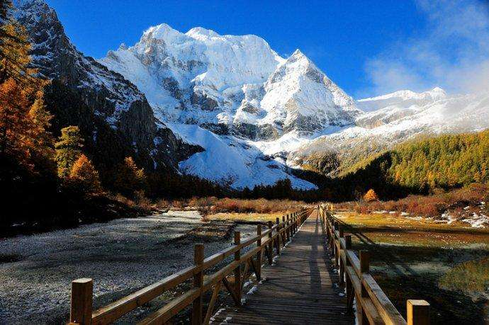 Daocheng Sanshen Mountain: Shangri-La's landmark (Sichuan) (Best season: April-June, September-November, July-August as the rainy season)