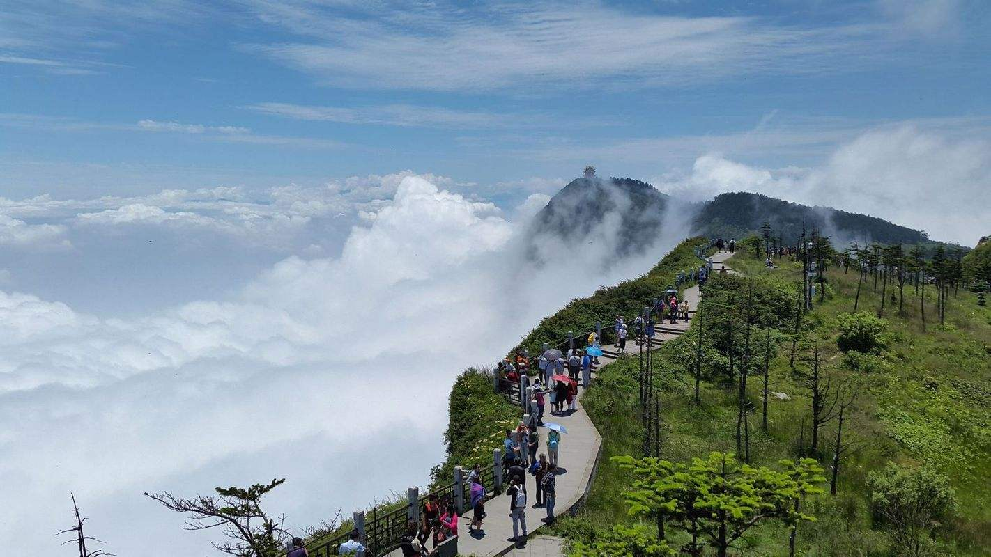 Mount Emei: from the basin to the heaven (Sichuan) (spring and autumn are the best tourist seasons in Mount Emei)​