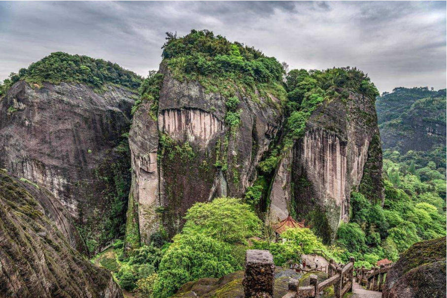 Wuyi Mountain: Bishui Danshan Southeast (Fujian) (Best season: Although the temperature is high in summer, it is the most vigorous growth of everything)