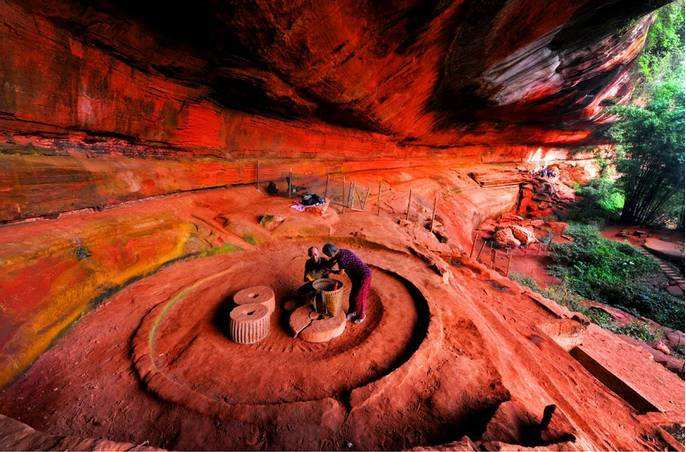 Chishui Danxia Landform: Yinpu Feixia Yingdan Cliff (Guizhou) (Best Season: All Seasons)