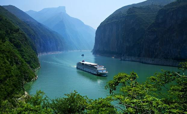 The Three Gorges of the Yangtze River (Chongqing and Hubei) (Best season: The annual scenery of the Three Gorges varies with the seasons. You can travel in all seasons)