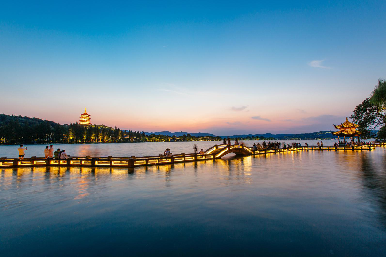 West Lake (Hangzhou) (Best season: West Lake has different scenery all year round and unique charm)