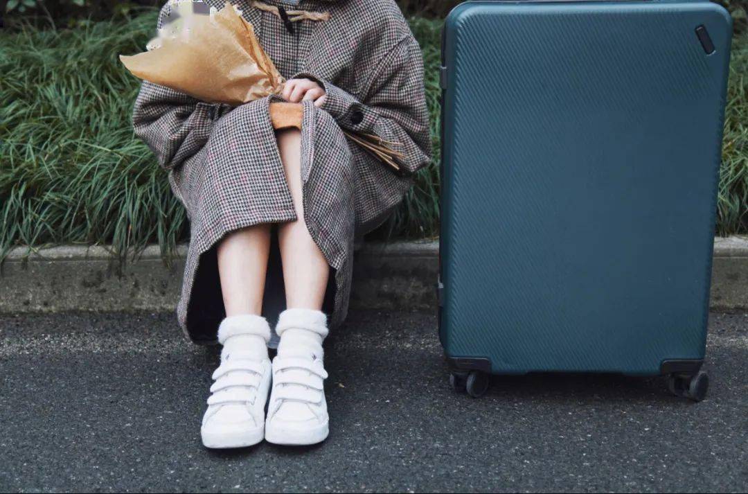 How to remove the scratches on the suitcase